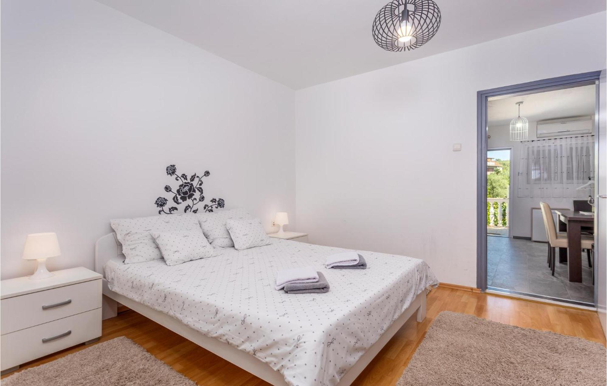 Beautiful Apartment In Malinska With Kitchen מראה חיצוני תמונה
